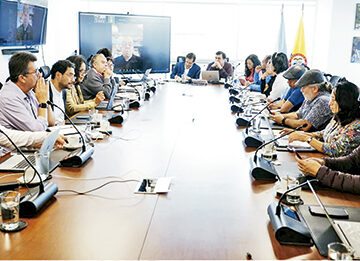 La Mesa de Diálogos de Paz continúa trabajando para que los #AcuerdosdeCuba se fortalezcan y concreten Comisiones de trabajo de la@DelegacionEln y el Gobierno sesionan en La Habana y Bogotá para construir el diseño de la participación y los protocolos del Cese, Vía Twitter.
