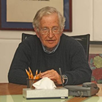 Posible, la rebelión antineoliberal en AL, considera Chomsky