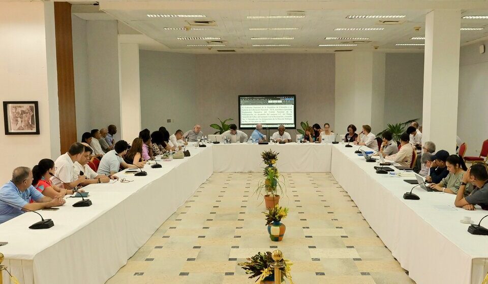 Colombia: firman protocolos de alto el fuego entre el gobierno y el ELN