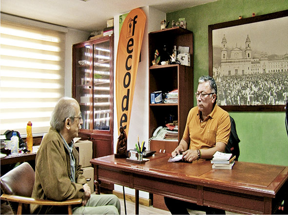 Gonzalo Arcila (desdeabajo) en entrevista con Luis Edgardo Salazar Bolaños