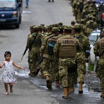 El Salvador: Bukele cercó tres barrios con 4.000 militares y policías