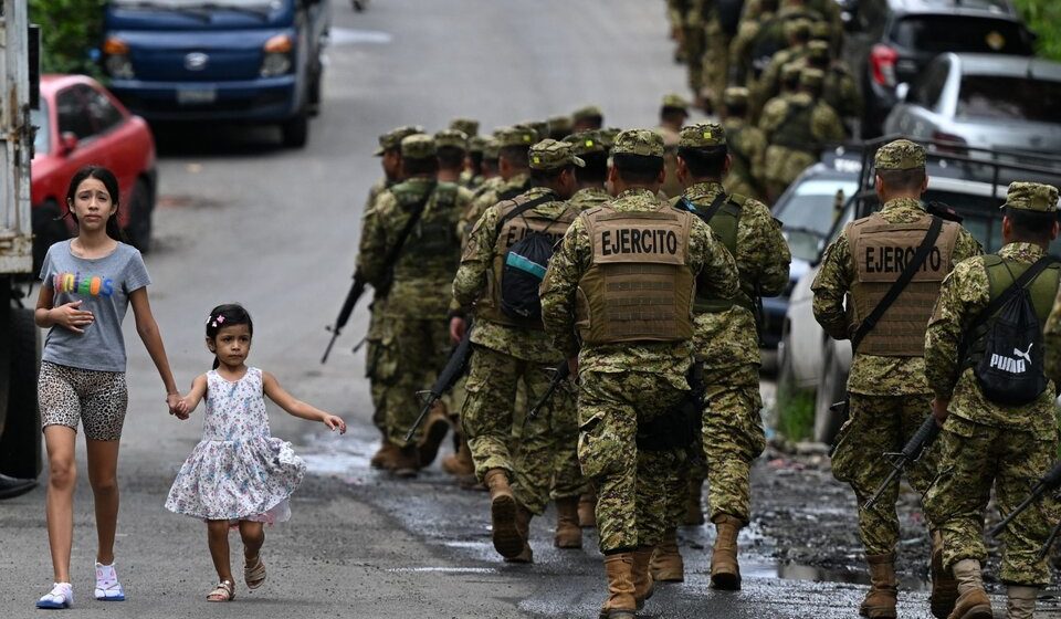 El Salvador: Bukele cercó tres barrios con 4.000 militares y policías