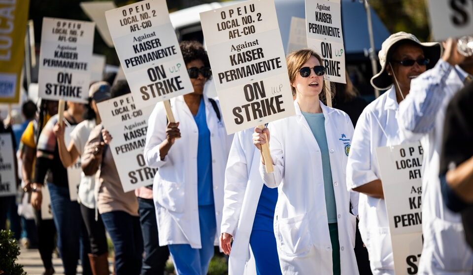 hueklga Estados Unidos vive la mayor huelga de trabajadores de la salud en su historia