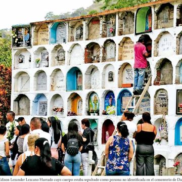 Entierro de Edison Lexander Lezcano Hurtado cuyo cuerpo estaba sepultado como persona no identificada en el cementerio de Dabeiba. Foto: Twitter JEP. Entierro de Edison Lexander Lezcano Hurtado cuyo cuerpo estaba sepultado como persona no identificada en el cementerio de Dabeiba. Foto: Twitter JEP.