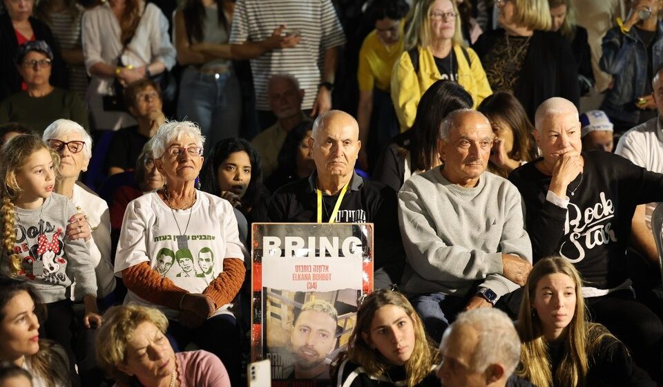 prisioneros Israel y Hamas postergaron la liberación de presos y rehenes hasta el viernes