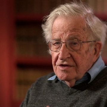 El neoliberalismo es una guerra de clases masiva: Chomsky
