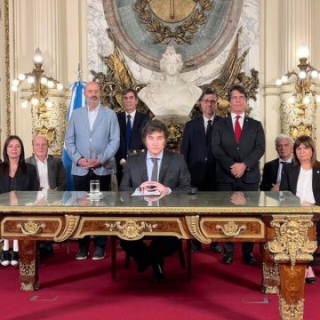Milei firmó un decretazo para barrer con miles de derechos