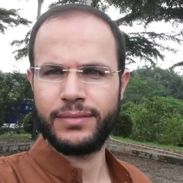 La historia del poeta palestino muerto de un misilazo por Israel