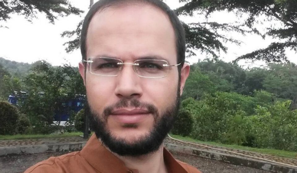 La historia del poeta palestino muerto de un misilazo por Israel