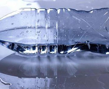 Agua embotellada contiene más nanoplásticos que la del grifo, revela un nuevo estudio