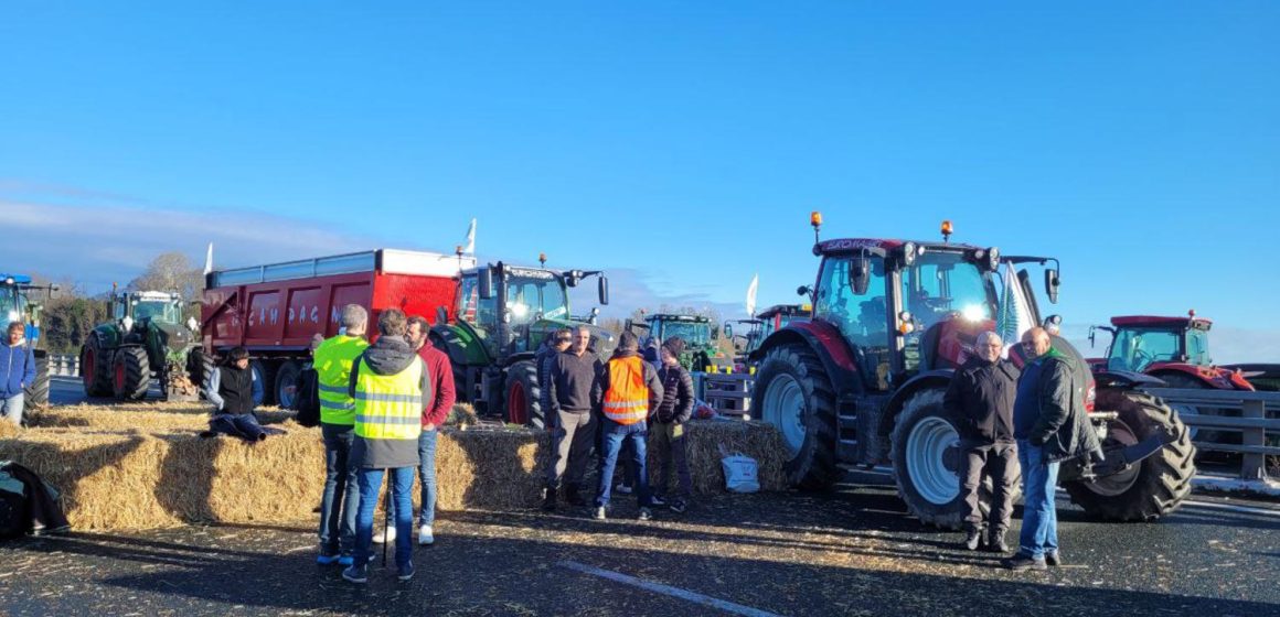 La impaciencia de los agricultores se extiende de Baiona a París