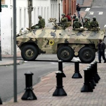 indigenas-de-ecuador-llaman-a-la-unidad-nacional-para-superar-crisis-987html-militares-2892html-bb3cf034-1fff-4667-ac77-643767e42419ljnimgndimagefullsize-ezgif.com-crop Ecuador: una guerra contra el movimiento indígena