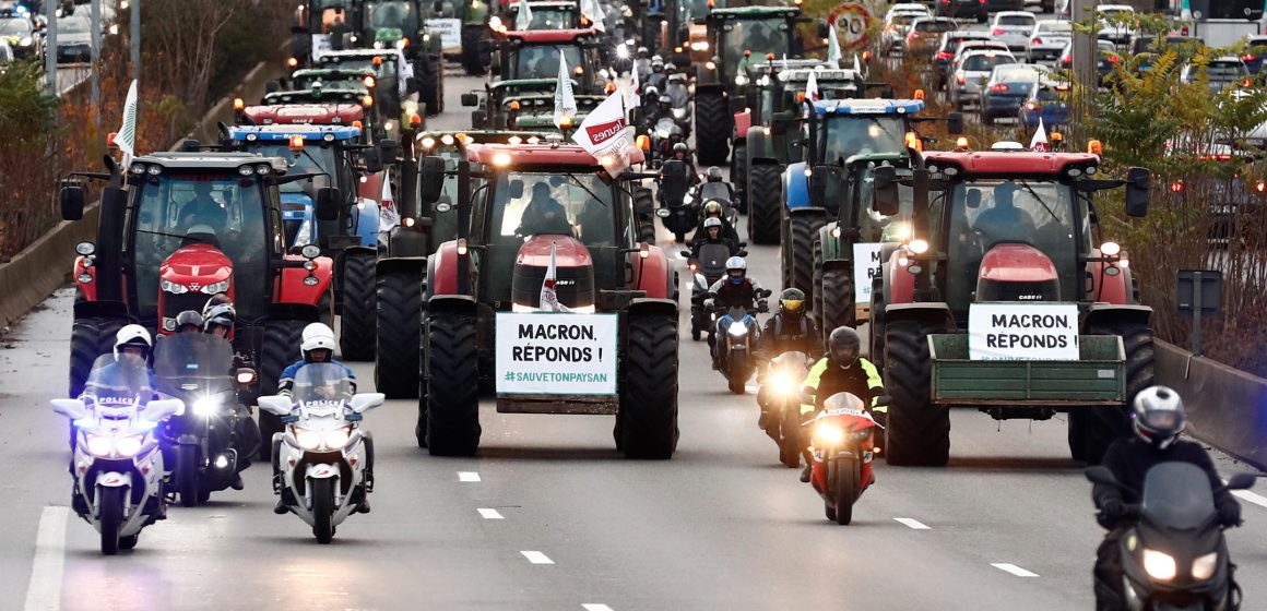 French farmers drive on the A6 motorway during a protest on their way to Paris No al robo del trabajo de agricultores y asalariados por las multinacionales