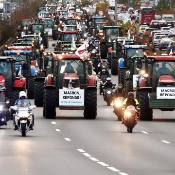 French farmers drive on the A6 motorway during a protest on their way to Paris No al robo del trabajo de agricultores y asalariados por las multinacionales