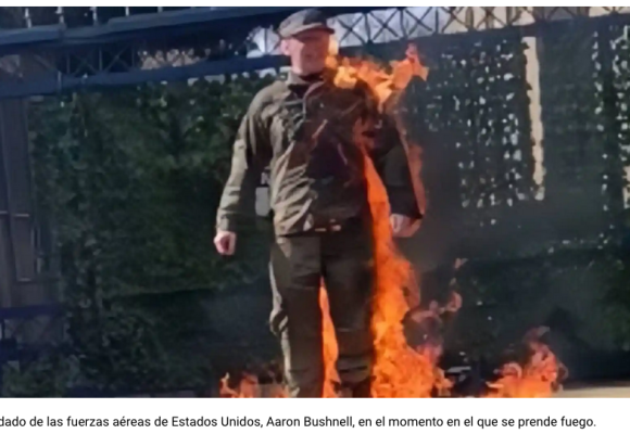 Un soldado de EEUU se prende fuego frente a la embajada israelí en Washington para denunciar el genocidio en Gaza