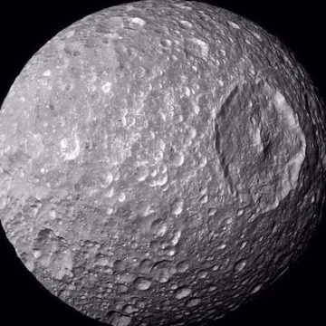 Descubren agua líquida debajo de los cráteres de Mimas, la luna más pequeña de Saturno
