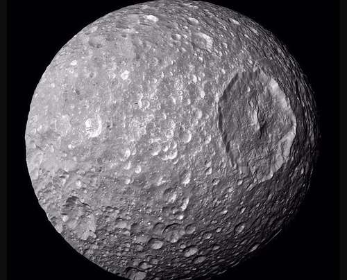 Descubren agua líquida debajo de los cráteres de Mimas, la luna más pequeña de Saturno