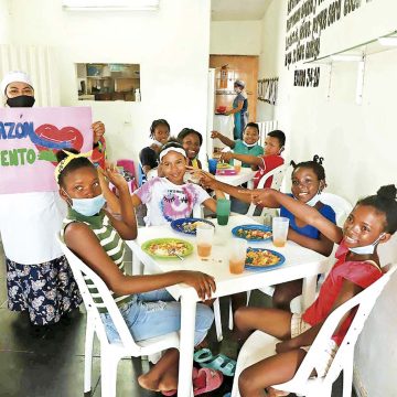 https://www.cali.gov.co/bienestar/publicaciones/161579/comedores-comunitarios-en-cali-un-importante-apoyo-para-las-familias-mas-necesitadas/ Las orejas del lobo