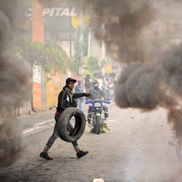 Haití: sigue la violencia y se producen saqueos en puertos de la capital