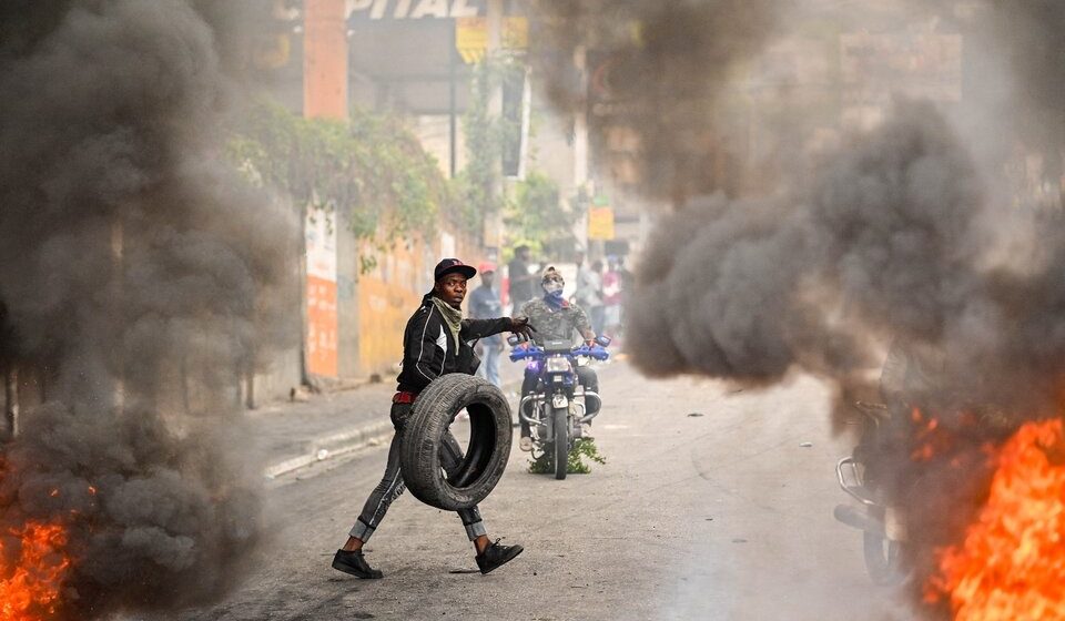 Haití: sigue la violencia y se producen saqueos en puertos de la capital