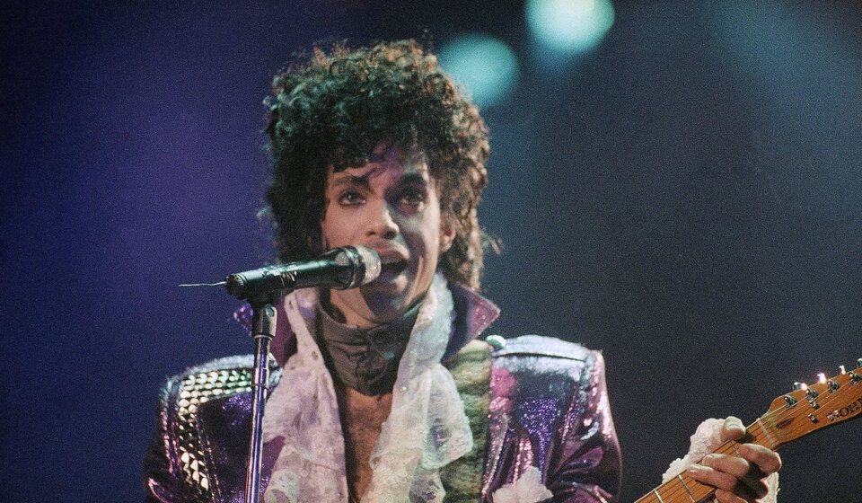 849961-35-o1-prince-203 40 años de “Purple Rain”, de Prince: dios y el diablo en una guitarra