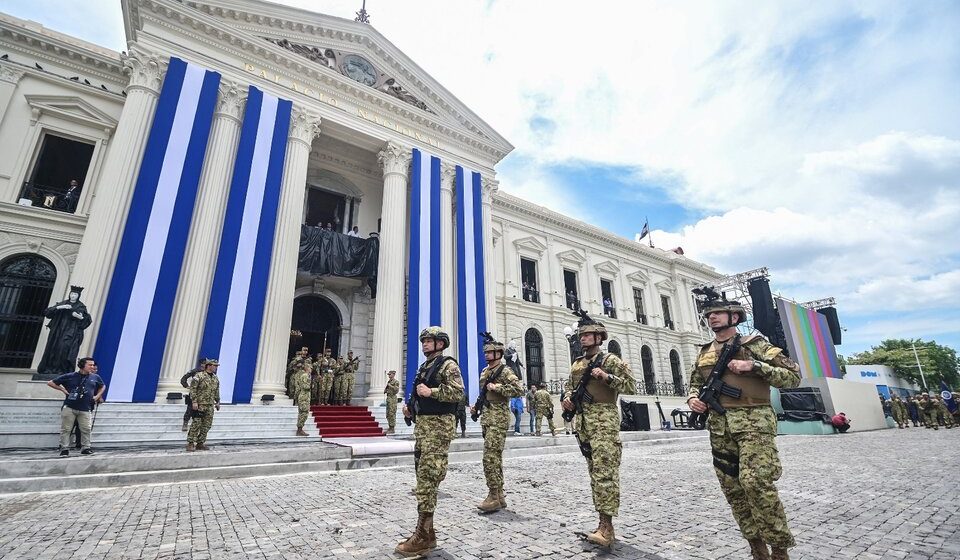 Entre críticas, Bukele asume su segundo mandato en El Salvador