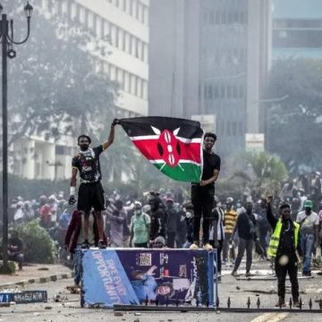 El presidente de Kenia descarta la Ley de ajuste del FMI tras las protestas y la toma del Parlamento