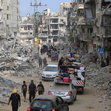 Miles  de palestinos huyen de los bombardeos israelíes en el sur de Gaza