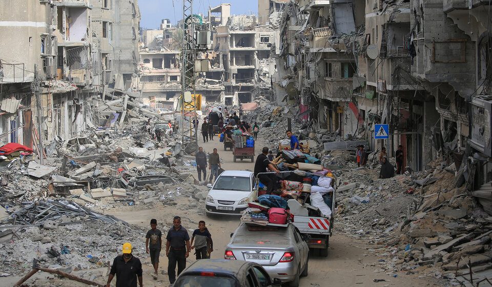 Miles  de palestinos huyen de los bombardeos israelíes en el sur de Gaza