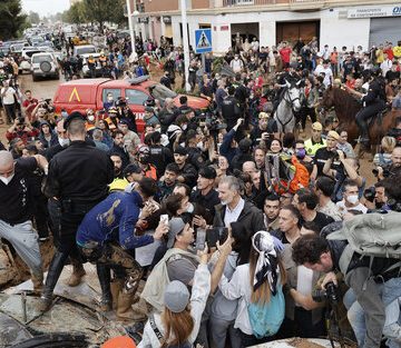 rayos de barro Barro e insultos contra los reyes, Sánchez y Mazón en su visita a Paiporta