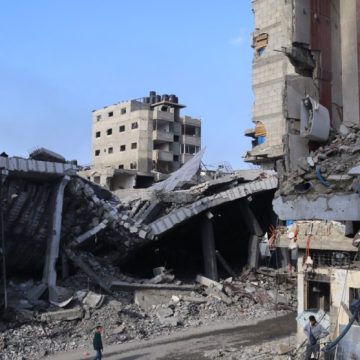Israel mata a al menos 50 personas en bombardeos lanzados junto a un hospital en Gaza