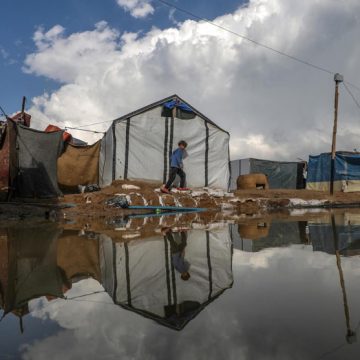Cientos de gazatíes piden auxilio tras verse atrapados por las inundaciones en la Franja