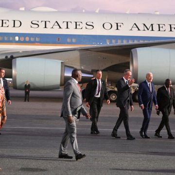 Biden visita Angola y busca contrarrestar la influencia de China
