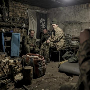 Donetsk (Ucrania), 02/01/2025.-Soldados del ejército ucraniano descansas en la región de DoneskEFE