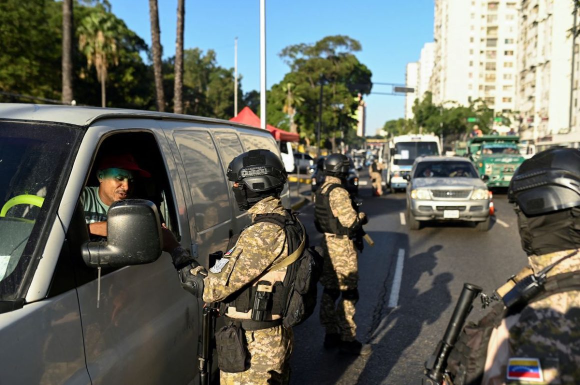 677ec941039cc Un militar venezolano revisa los documentos de un conductor en un puesto de control, en Caracas, a 8 de enero de 2025.REUTERS/Maxwell Briceno