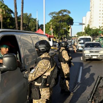 677ec941039cc Un militar venezolano revisa los documentos de un conductor en un puesto de control, en Caracas, a 8 de enero de 2025.REUTERS/Maxwell Briceno