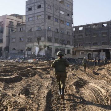 Edificios reducidos a escombros, fachadas agujereadas por el impacto de metralla de gran calibre y un océano de devastación es la imagen que persiste a lo largo de todo un recorrido por Yabalia, norte de la Franja de Gaza.Alejandro Ernesto | EFE