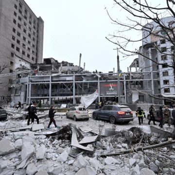 6781000d7f631 La gente inspecciona los edificios dañados tras un ataque con misiles rusos en Ucrania.Europa Press/ Ukrinform