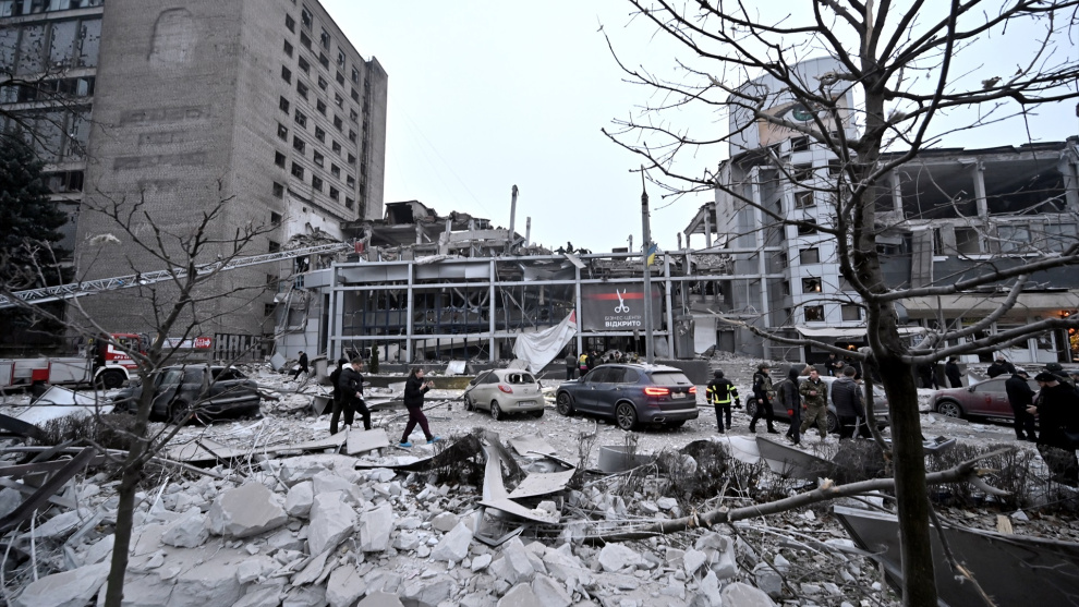 6781000d7f631 La gente inspecciona los edificios dañados tras un ataque con misiles rusos en Ucrania.Europa Press/ Ukrinform