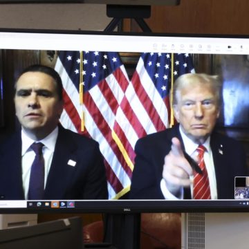 El presidente electo de Estados Unidos, Donald Trump, aparece en una pantalla de forma remota durante una audiencia de sentencia frente al juez del estado de Nueva York.EFE