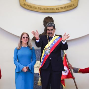Maduro inicia su tercer mandato con una crisis diplomática y la promesa de reformar la Constitución