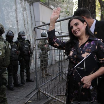 Ecuador: Abad tildó de “herejía jurídica” que Noboa la relevara de la vicepresidencia