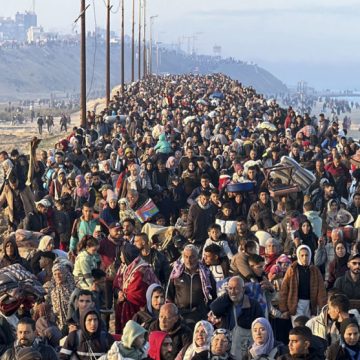 Con la casa a cuestas y los bebés en brazos: el éxodo palestino de vuelta al norte de Gaza