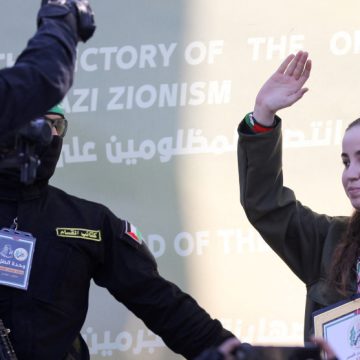 Hamas Hamás entrega a una soldado israelí a la Cruza Roja en una ceremonia en Yabalia