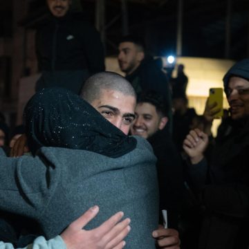 Israel libera a 90 prisioneros palestinos después de que Hamás entregara a las primeras tres presas israelíes