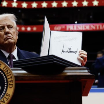 Trump inicia su mandato más ultra con sus primeras medidas contra la migración, el colectivo LGTBIQ+ y el ecologismo