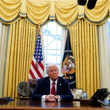 Trump exhibe ‘doble mano de hierro’ en sus primeros 15 días: autoritario en la política doméstica y agresividad exterior
