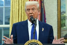 Torbellino de órdenes ejecutivas de Trump provocaría crisis constitucional en EU