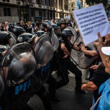 Una protesta de jubilados por los recortes de Milei desata la mayor represión del Gobierno argentino