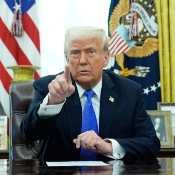 Trump amenaza a Putin con aranceles al petróleo si no avanza con el fin de la guerra